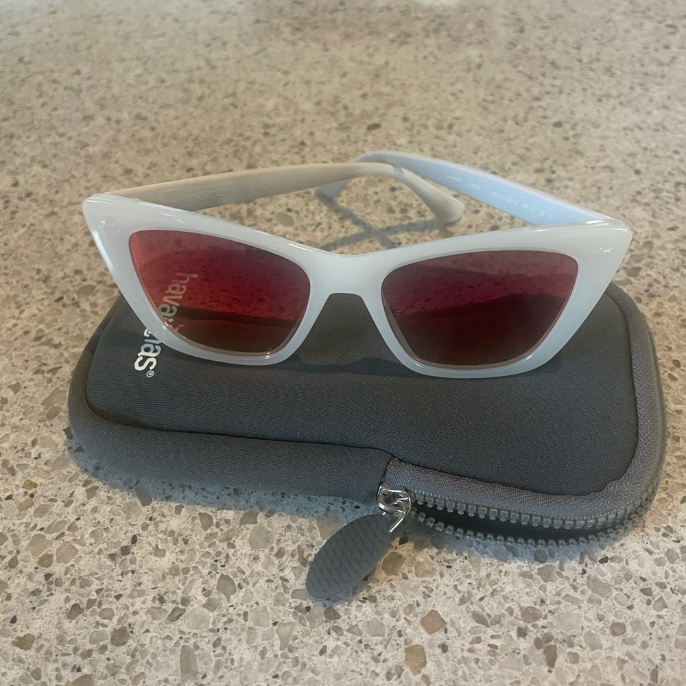 NEW WITH CASE HAVAIANAS CANOA WHITE SUNGLASSES